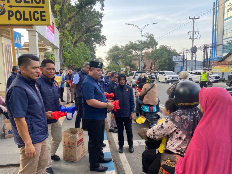 Ditresnarkoba Polda Jambi Bagikan Takjil kepada Masyarakat, Wujud Kepedulian di Bulan Ramadan