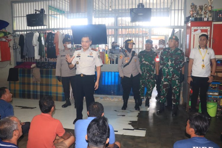 Razia Blok Hunian Serentak dan Tes Urine dalam Rangka Hari Bhakti Pemasyarakatan ke-62*