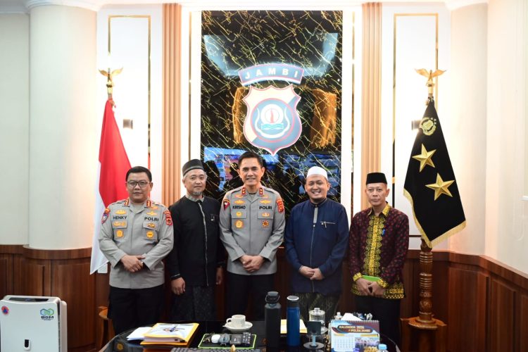 Kapolda Jambi Perkuat Sinergi dengan Tokoh Agama melalui Silaturahmi Bersama Pimpinan Ponpes Darul Arifin