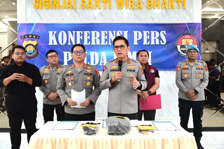 Polda Jambi Gelar Konferensi Pers, DPO Narkotika Berhasil Ditangkap di Tanjab Barat