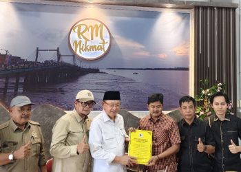 CE Serahkan SK Kepengurusan ke Ketua DPD II Tanjabbar Syufrayogi, Jadi Yang Perdana Se-Jambi Pasca Musda