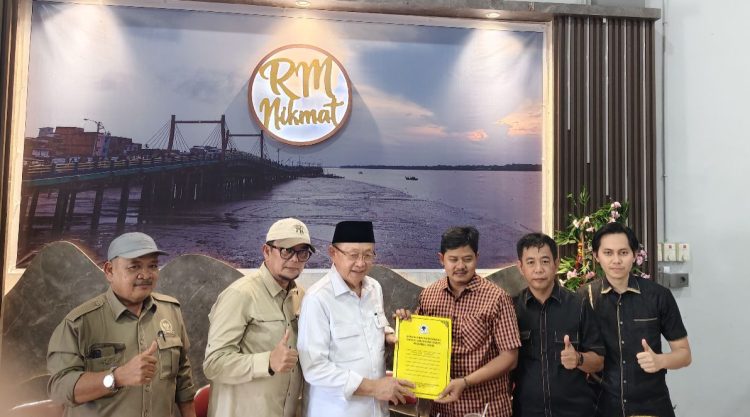 CE Serahkan SK Kepengurusan ke Ketua DPD II Tanjabbar Syufrayogi, Jadi Yang Perdana Se-Jambi Pasca Musda