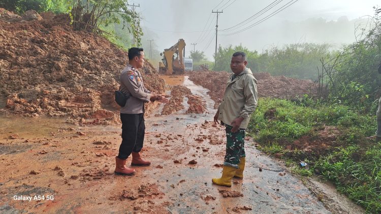 Longsor Tutupi Jalan Lintas Kerinci–Bangko, Polda Jambi Imbau Masyarakat Waspada Longsor Susulan