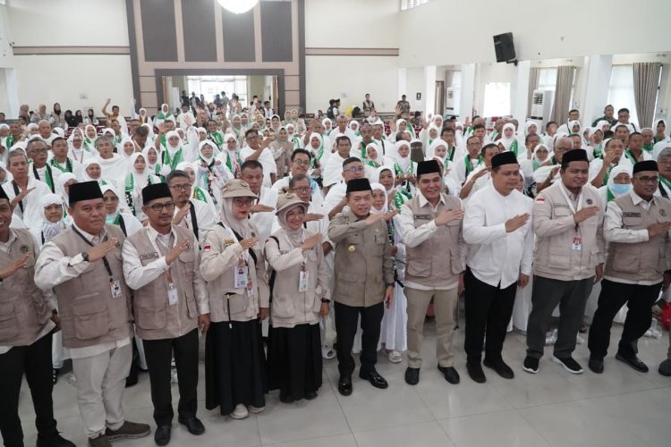 Lepas JCH Kloter Terakhir BTH 25, Gubernur Al Haris: Semoga Layanan Haji Makin Baik, Jamaah Makin Puas
