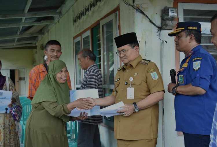 Wali Kota Jambi Serahkan Bantuan Kepada Korban Kebakaran