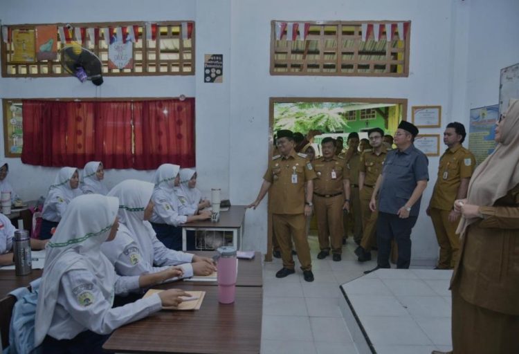 Maulana -Diza Tinjau Pelaksanaan TKA Di Sejumlah SMP