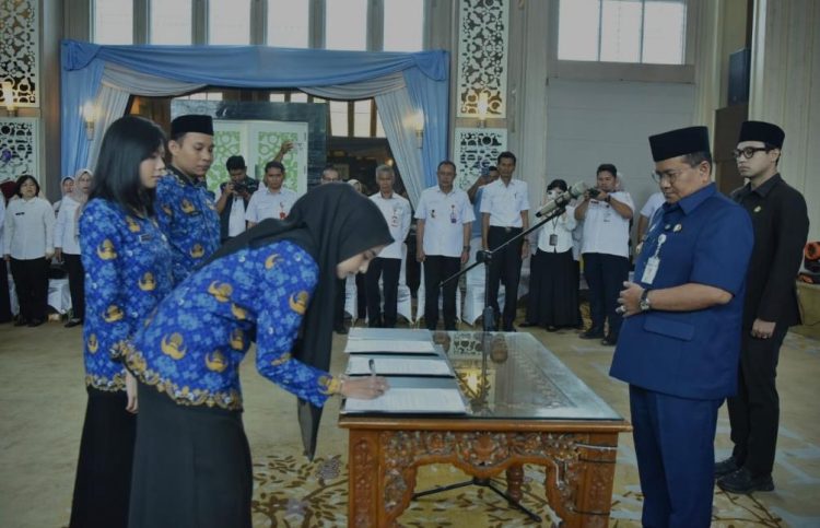 Lantik PNS Formasi 2024, Wali Kota Tekankan Integritas dan Kinerja Berbasis Merit System