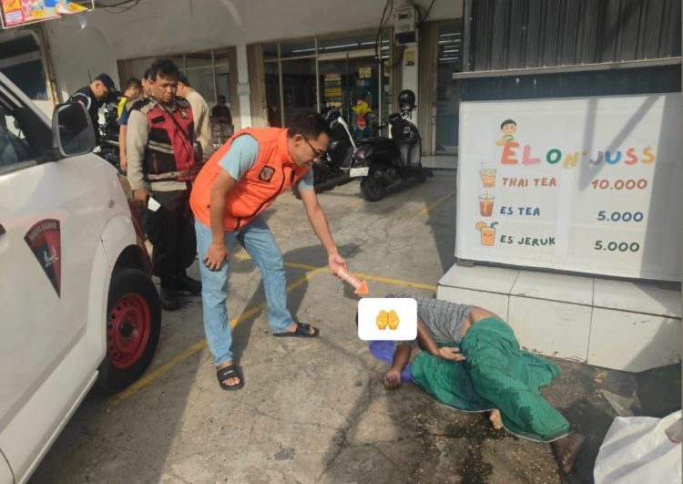 Penemuan Mayat Mr X Di Simpang Kawat, Tim Gabungan Polsek Kota Baru Olah TKP : Warga Yang Kehilangan Keluarga Bisa Datang Ke Polsek