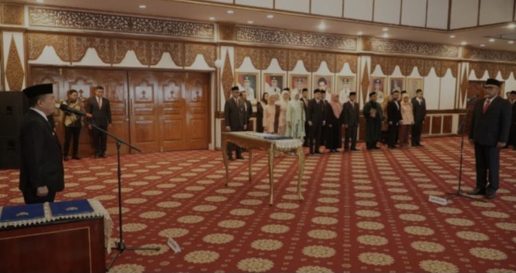 Lantik Sudirman Sebagai Komisaris Utama Bank Jambi, Gubernur Al Haris Minta Pembenahan Dan Kemandiri