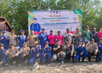 Menjelang HUT Bhayangkara ke-80, Ditpolairud Polda Jambi dan Polres Tanjab Barat Tanam 2.000 Mangrove serta Tebar 2.000 Bibit Ikan