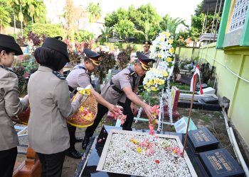 Polda Jambi Gelar Upacara Ziarah Rombongan di TPU Paal Merah, Wujud Penghormatan kepada Jasa Para Pahlawan Bhayangkara