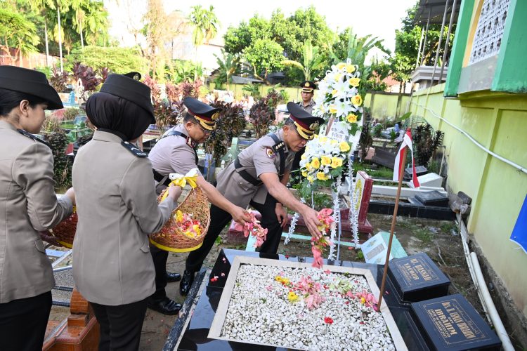 Polda Jambi Gelar Upacara Ziarah Rombongan di TPU Paal Merah, Wujud Penghormatan kepada Jasa Para Pahlawan Bhayangkara