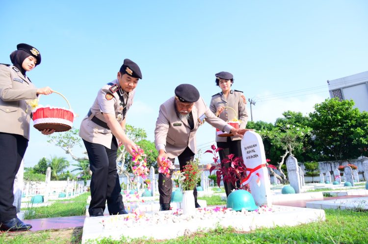 Polda Jambi Gelar Ziarah Rombongan di TMP Satria Bhakti, Kenang Jasa Para Pahlawan pada Hari Bhayangkara ke-80