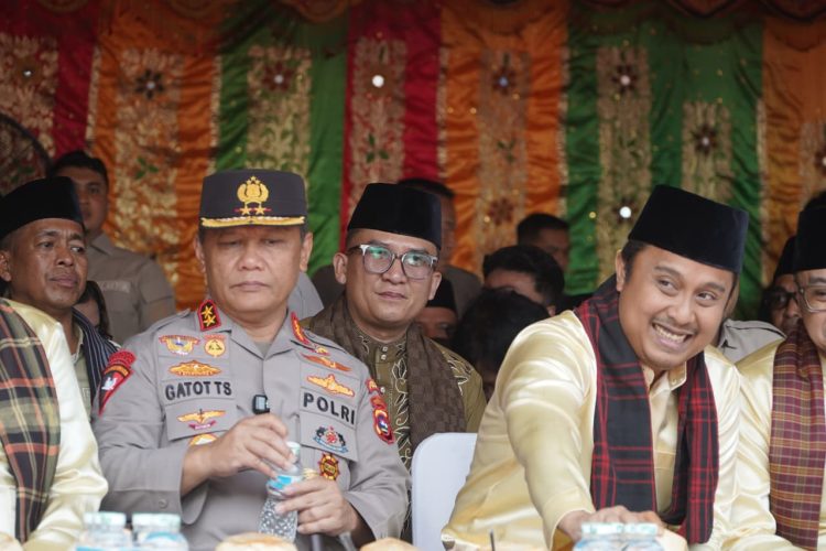 Kadis Kominfo Wakili Gubernur Jambi Hadiri Perhelatan Hoyak Tabuik di Pantai Gandoriah