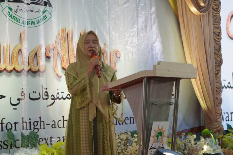 Hj Hesti Haris Hadiri Wisuda Akbar Ponpes Darul Arifin ke-5