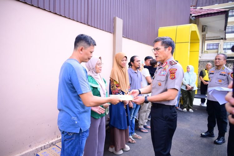 Kapolda Jambi Berikan Tali Asih kepada Korban Kebakaran Aspol Polda Jambi, Wujud Kepedulian Dan Empati Polri