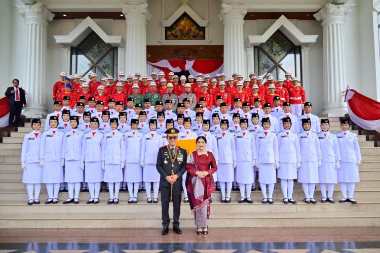 Kapolda Jambi Hadiri Upacara Pengibaran Duplikat Pusaka Bendera Merah Putih HUT ke-81 RI