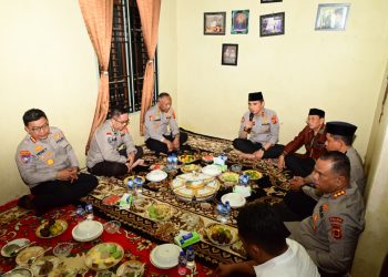 Kapolda Jambi Sampaikan Belasungkawa, Silaturahmi Ke Kediaman Ketua MUI Provinsi Jambi Di Merangin