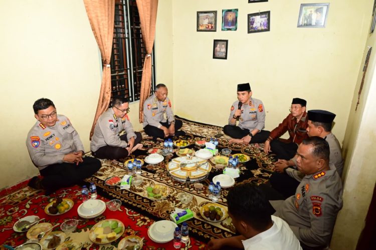 Kapolda Jambi Sampaikan Belasungkawa, Silaturahmi Ke Kediaman Ketua MUI Provinsi Jambi Di Merangin