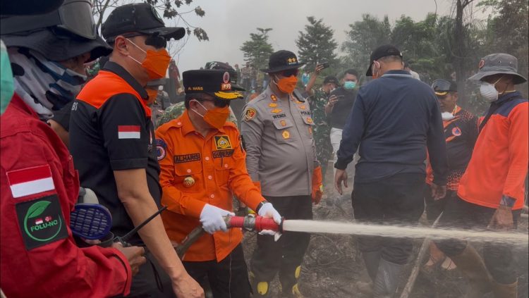 Satgas Terpadu Karhutla Sarolangun Padamkan Karhutla Di Areal Plasma PT BKS, Pendinginan Terus Dilakukan