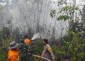 Polri Bersama Tim Gabungan Padamkan Karhutla 2 Hektare Di Desa Muhajirin