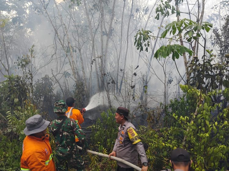 Polri Bersama Tim Gabungan Padamkan Karhutla 2 Hektare Di Desa Muhajirin