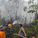 Polri Bersama Tim Gabungan Padamkan Karhutla 2 Hektare Di Desa Muhajirin