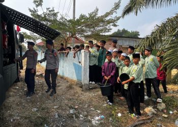 Brimob Polda Jambi Salurkan Air Bersih Untuk Pesantren Dan Masyarakat