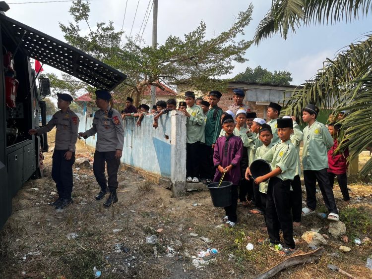 Brimob Polda Jambi Salurkan Air Bersih Untuk Pesantren Dan Masyarakat