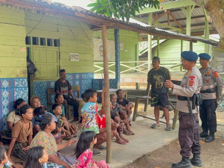 Brimob Jambi Peduli, Sambangi dan Berikan Bantuan Sosial kepada Warga SAD di Merangin