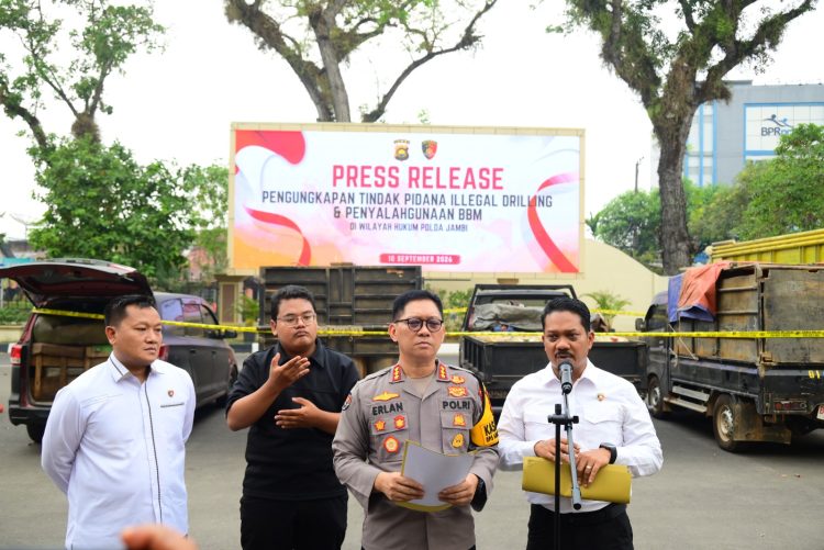Polda Jambi Berhasil Amankan 22.800 Liter Penyalagunaan BBM Dan Ilegal Drilling, Dengan 8 Orang Tersangka