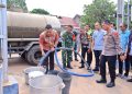 Di Tengah Kemarau Panjang, Ditreskrimsus Polda Jambi Salurkan 10 Ton Air Bersih Dan 100 Paket Sembako Untuk Warga Kenali Asam Atas
