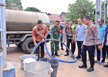 Di Tengah Kemarau Panjang, Ditreskrimsus Polda Jambi Salurkan 10 Ton Air Bersih Dan 100 Paket Sembako Untuk Warga Kenali Asam Atas
