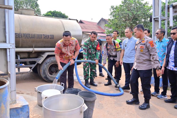 Di Tengah Kemarau Panjang, Ditreskrimsus Polda Jambi Salurkan 10 Ton Air Bersih Dan 100 Paket Sembako Untuk Warga Kenali Asam Atas