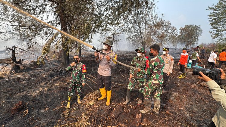 Polda Jambi Bersama Forkopimda Cek Langsung Lokasi Kebakaran Di HLG Londerang