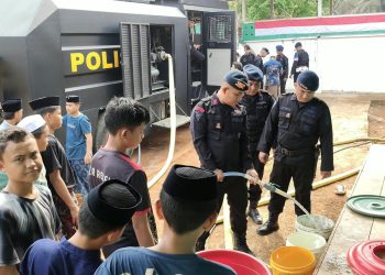 Brimob Jambi Peduli, Batalyon B Pelopor Salurkan Bantuan Air Bersih Ke Pesantren