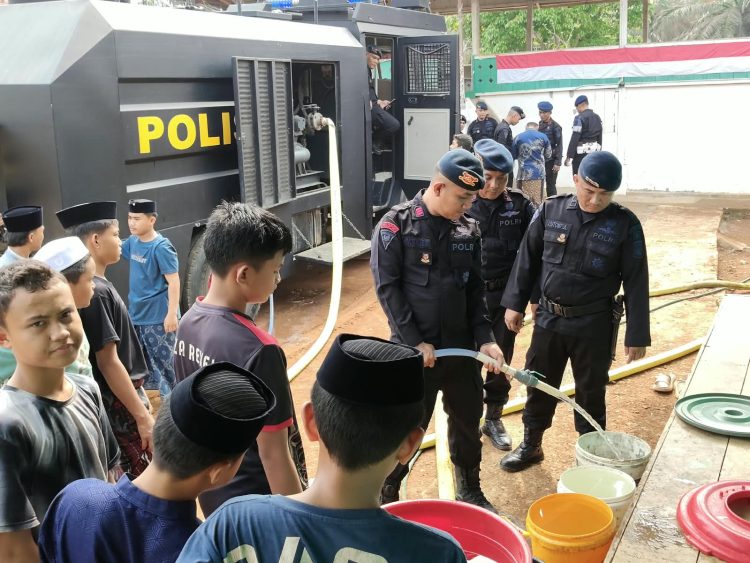 Brimob Jambi Peduli, Batalyon B Pelopor Salurkan Bantuan Air Bersih Ke Pesantren