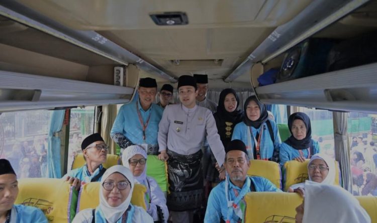 Wawako Diza Lepas Kloter 20 Keberangkatan Jamaah Calon Haji Kota Jambi