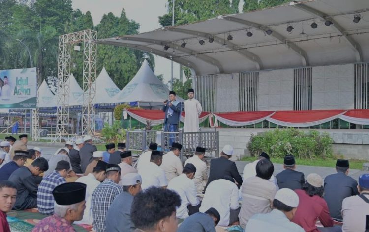 Maulana – Diza Salat Iduladha Bareng Masyarakat, Gema Takbir Berkumandang di Kantor Wali Kota Jambi