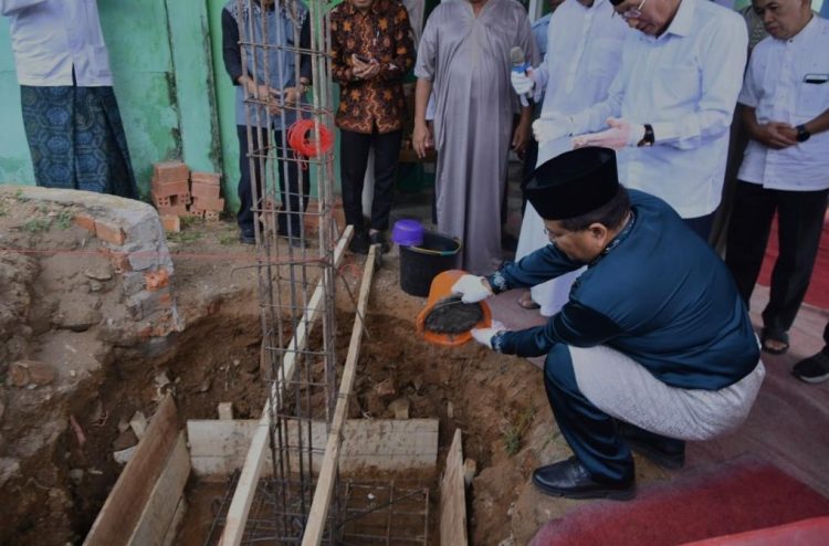 Dukung Pembangunan Sarana Ibadah, Wali Kota Maulana Lakukan Peletakan Batu Pertama Pembangunan Masjid
