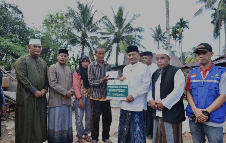 Wujudkan Pemerintahan Yang Responsif, Wali Kota Jambi Subuh Keliling Hingga Berikan Bantuan Rumah Ambruk