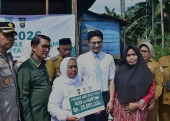 Wujudkan Hunian Yang Layak Bagi Masyarakat, Wawako Diza Serahkan Bantuan Bedah Rumah Bagi Lansia