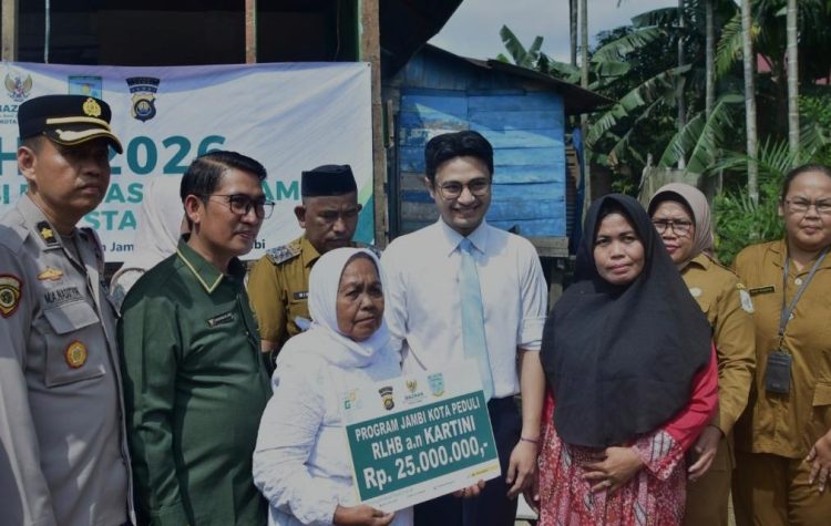 Wujudkan Hunian Yang Layak Bagi Masyarakat, Wawako Diza Serahkan Bantuan Bedah Rumah Bagi Lansia