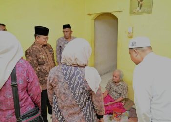Bersama Masyarakat, Wali Kota Maulana Pastikan Kakek Suhendi Dalam Kondisi Baik dan Tidak Terlantar