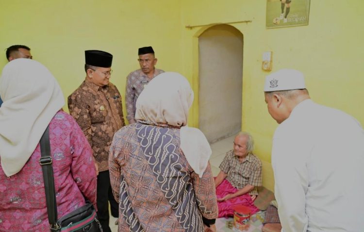 Bersama Masyarakat, Wali Kota Maulana Pastikan Kakek Suhendi Dalam Kondisi Baik dan Tidak Terlantar