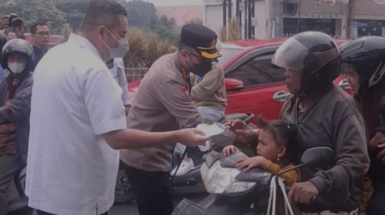 Ketua DPRD Kota Jambi Bagikan 2.000 Masker, Warga Diimbau Waspadai Kualitas Udara