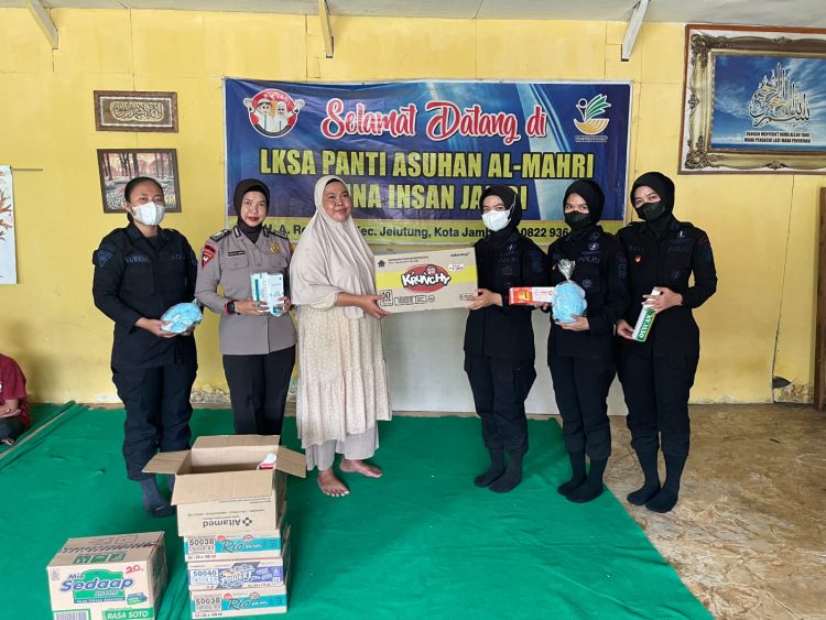 Peduli Dampak Kabut Asap Karhutla, Satbrimob Polda Jambi Salurkan Bantuan ke Panti Asuhan