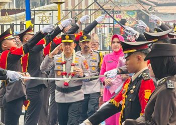 Tradisi Pedang Pora Dan Adat Melayu Jambi Sambut Kapolda Jambi Irjen Pol. Widodo Di Mapolda