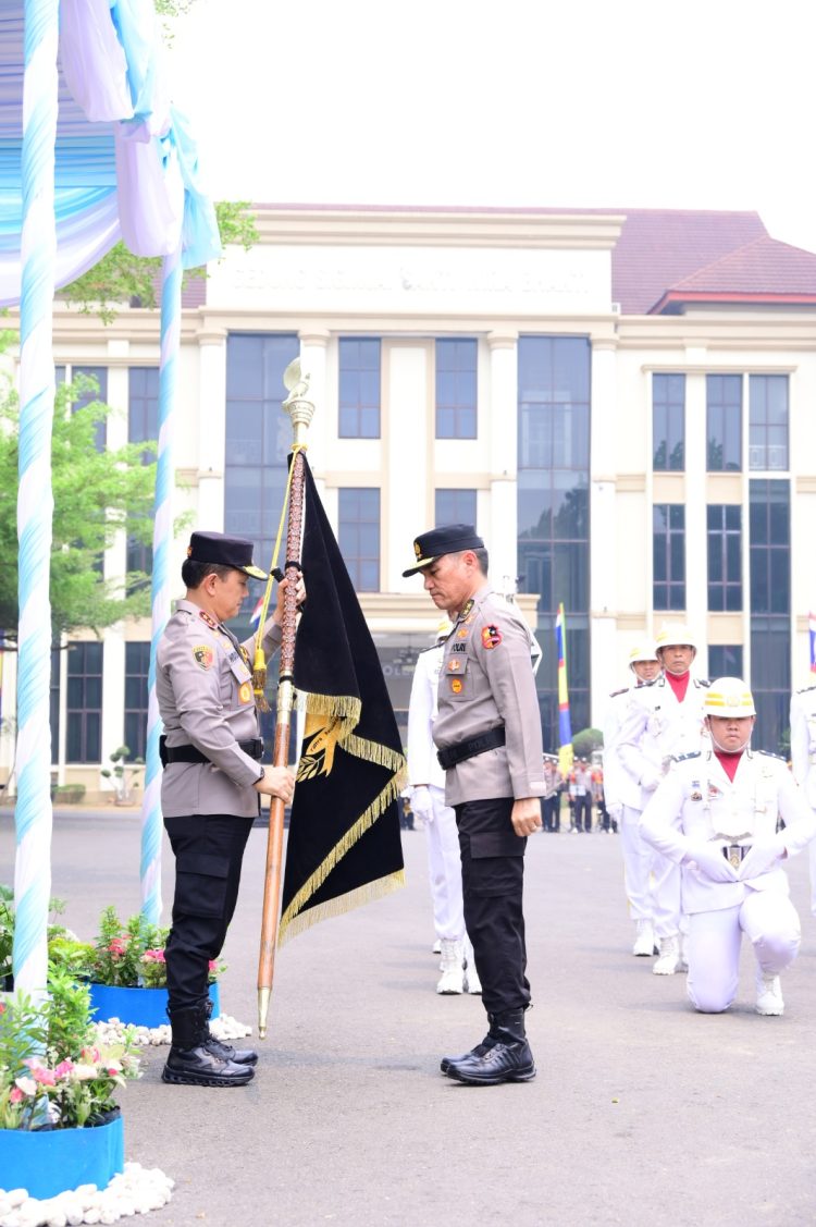 Kapolda Jambi Pimpin Upacara Serah Terima Pataka Siginjai Sakti Wira Bhakti dan Pelepasan Irjen Pol. Krisno H. Siregar