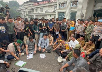 Kapolda Jambi Temui Massa Aksi Di DPRD, Kedepankan Dialog Humanis Dalam Penanganan Karhutla